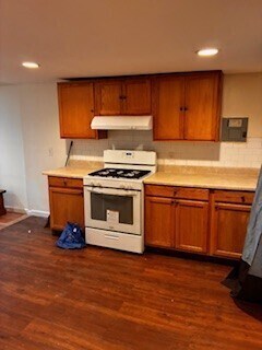 Building Photo - 570 Main St