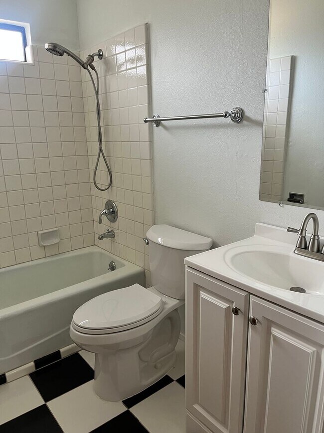 Building Photo - 2 bedroom, 1 bath condo with garage
