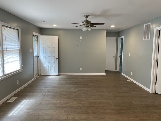 Building Photo - NEWLY RENOVATED 2 BED, 2 BATH HOME WITH GA...