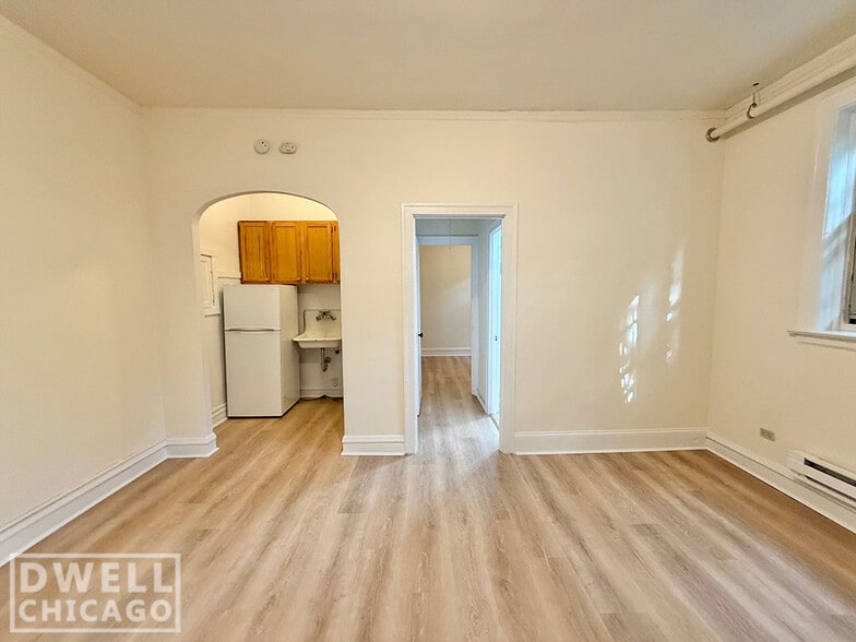 Building Photo - 2532 N Sawyer Ave