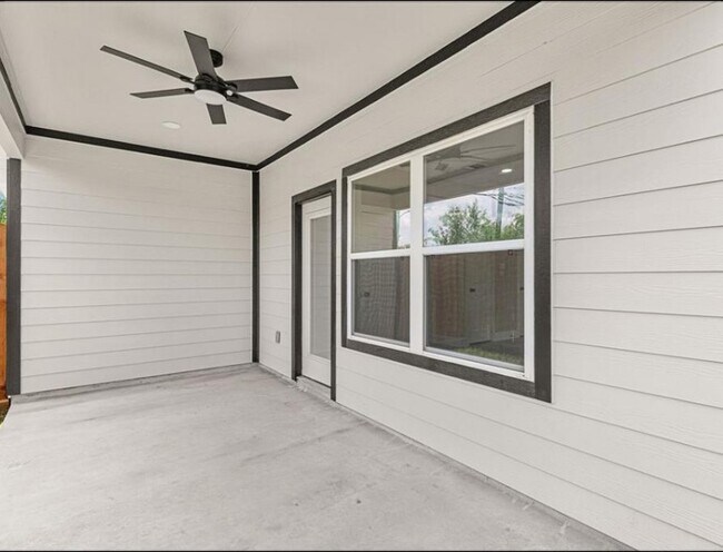 Building Photo - 102 Schade Ln