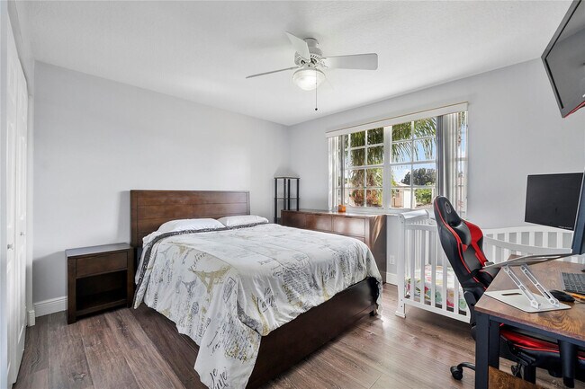 Building Photo - 3527 Chesapeake Cir