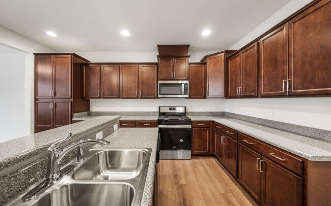 Building Photo - Beautiful 3 bedroom, 2.5 bath townhome in Shephard's Square!