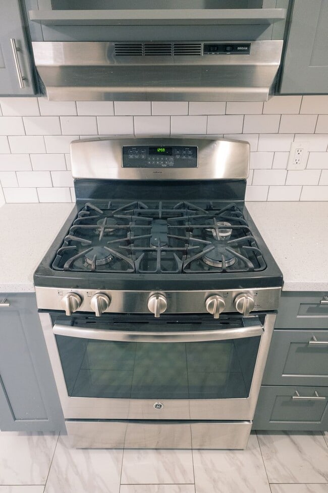 Building Photo - Menlo Park 3BR Home Near Meta, Dumbarton Bridge & Stanford – Large Yard + W/D