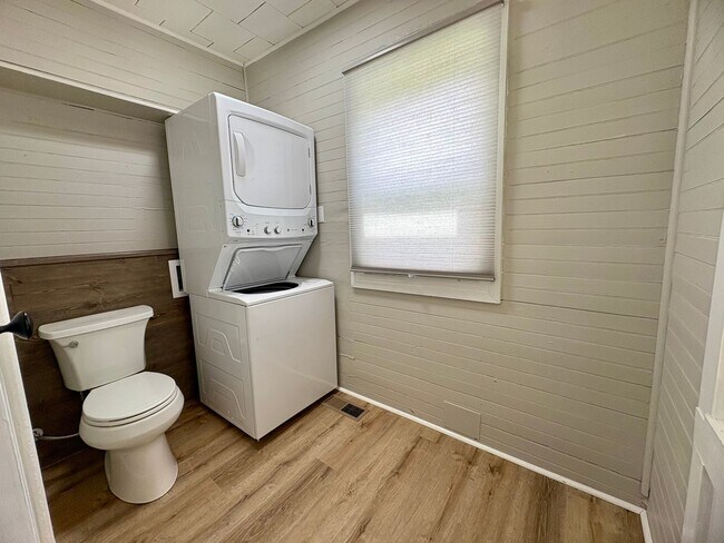 Building Photo - 2 Bedroom 1.5 Bathroom w/Bonus Room in York!