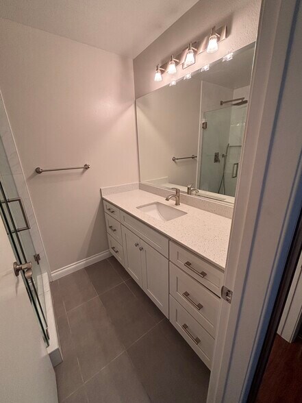Master bathroom - 812 Camino Real