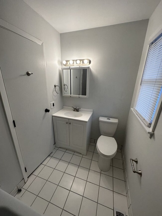 2nd Floor Full Bath - 1682 Park Rd