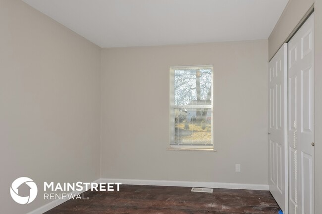 Building Photo - 11 Jamestown Dr