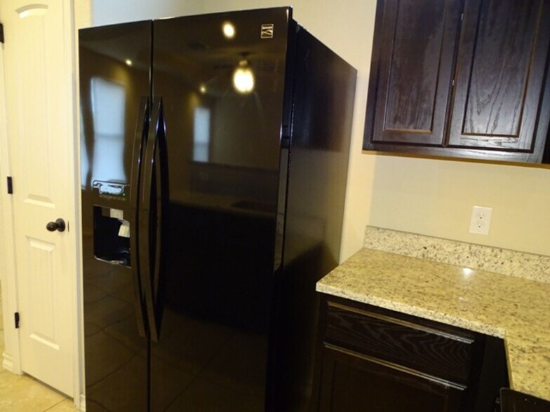 Building Photo - 7054 Lakeview Dr