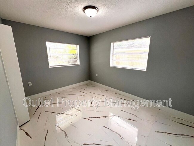 Building Photo - 2713 Geoffrey Dr
