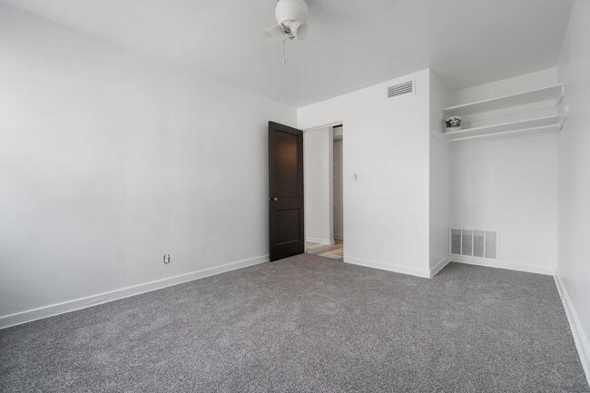 Building Photo - Now Pre-leasing: 4BR Townhouses in Scenic ...