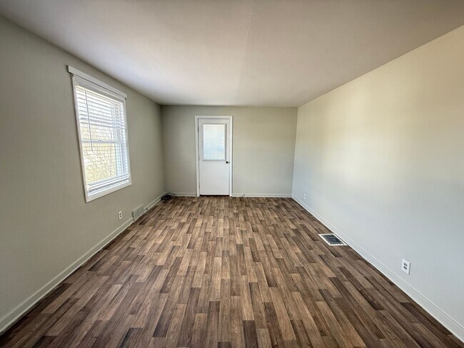 Building Photo - 5680 Park Dr