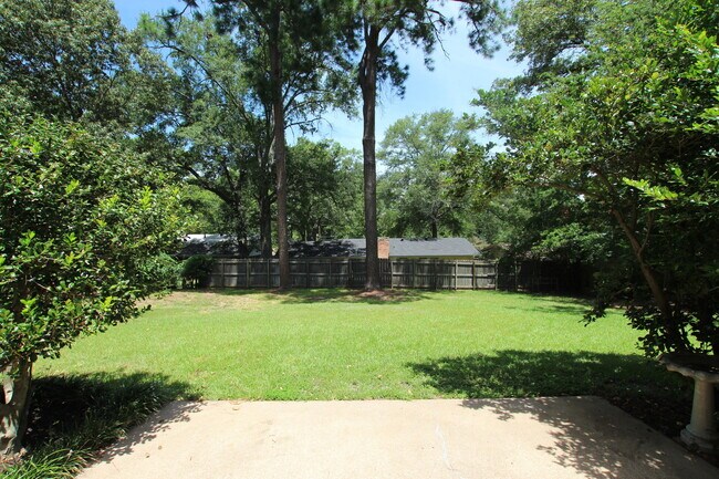 Building Photo - 2930 Williamsburg Dr
