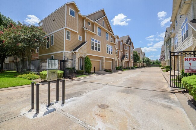 Building Photo - 3307 Home Point Dr