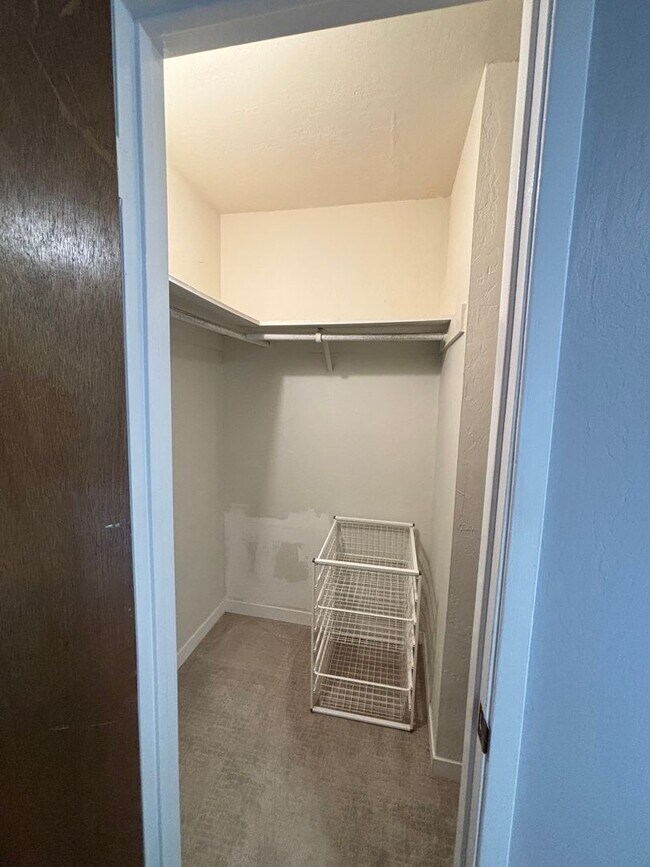 Building Photo - STUNNING NEWLY REMODELED CONDO WITH POOL &...