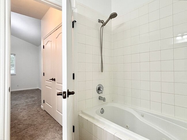 Building Photo - Beautiful Draper Townhome at Bella Monte!