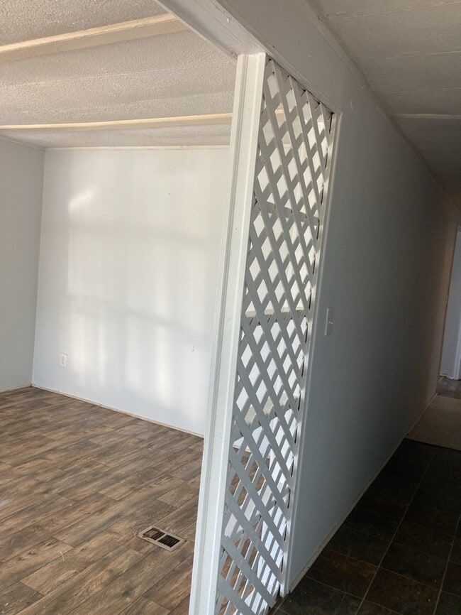 Building Photo - 3 Bedroom 2 bathroom