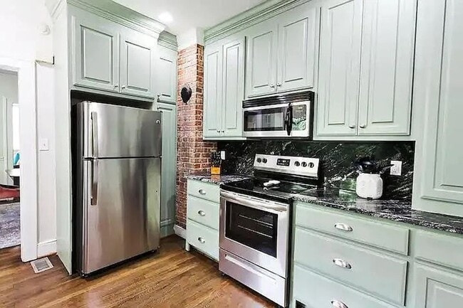 Building Photo - Spacious and homey home in the heart of Ro...