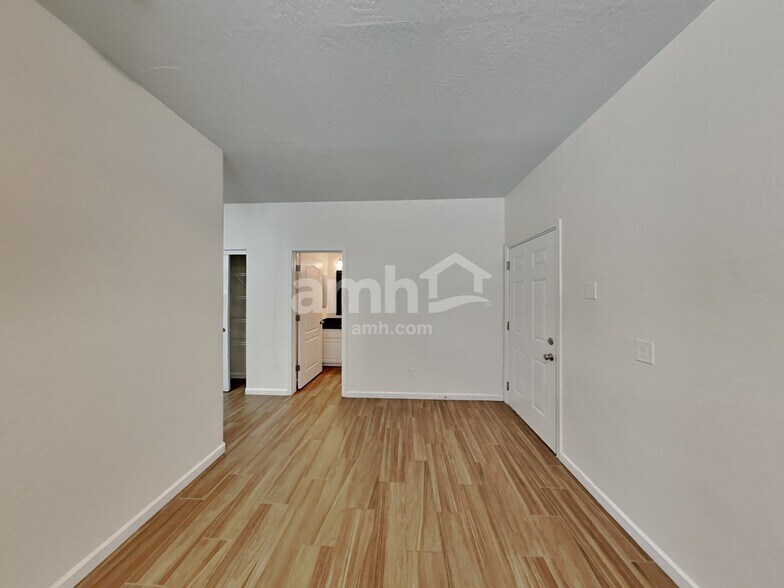 Building Photo - 10123 E Isleta Ave