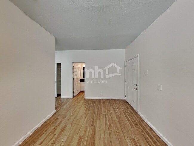 Building Photo - 10123 E Isleta Ave