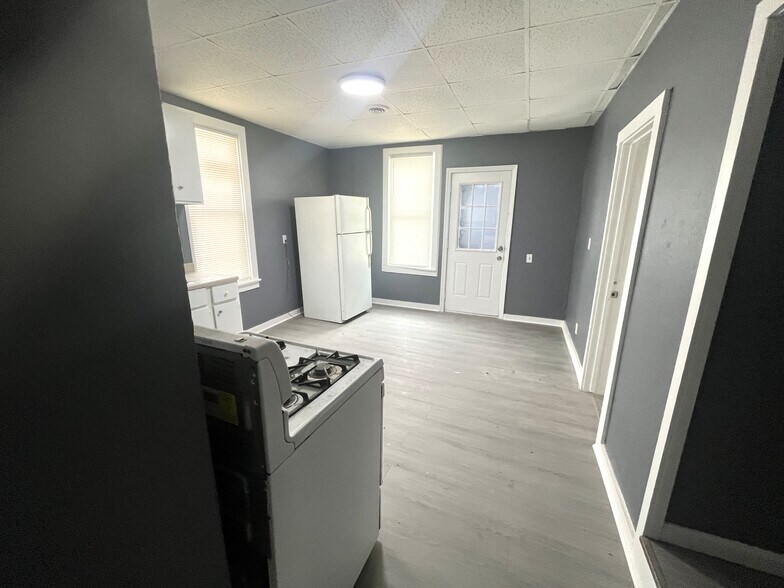 Building Photo - 909 W 17th St