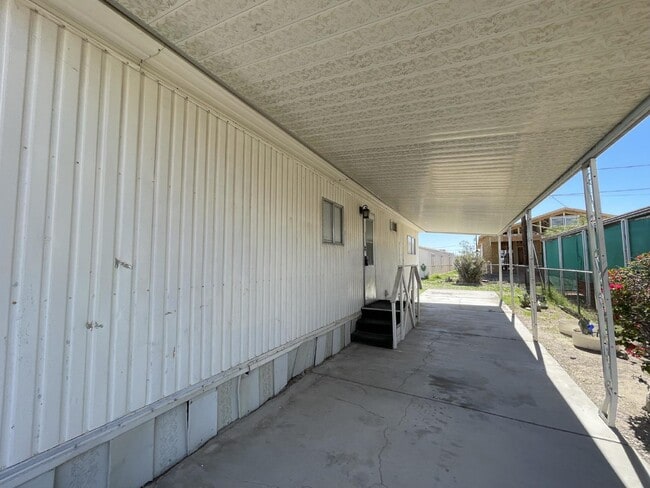 Building Photo - 2 bed 2 bath close to the river.