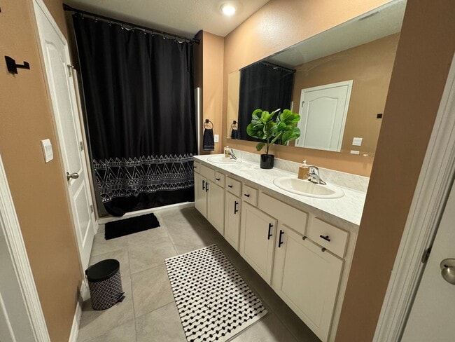 Building Photo - Spacious 3/2/2 with Fenced Yard