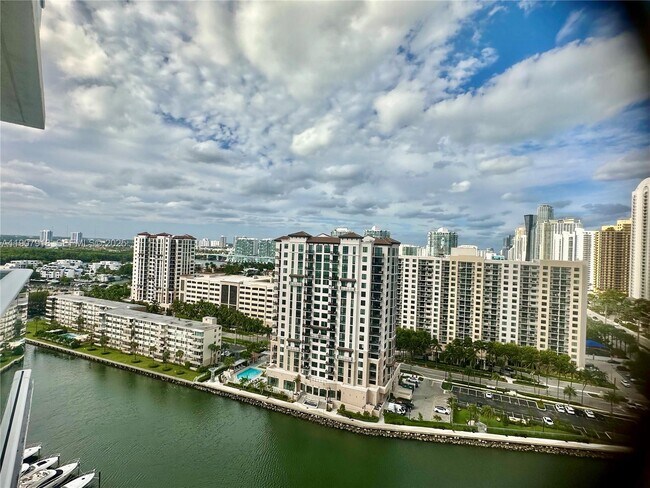 Building Photo - 100 Bayview Dr