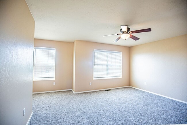 Building Photo - 4 Bedroom 3 bath Beautiful Home