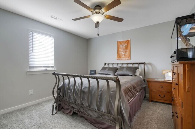 Building Photo - 647 Sire Ave