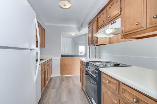 Building Photo - 2 Bed Townhouse!