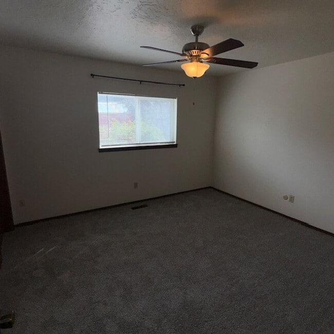 Building Photo - Beautifully updated, Spacious 3-bedroom, 2-bath home in popular NE Heights