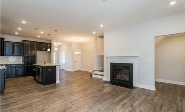 Building Photo - Fabulous 3 bedrm Townhome with office & ga...