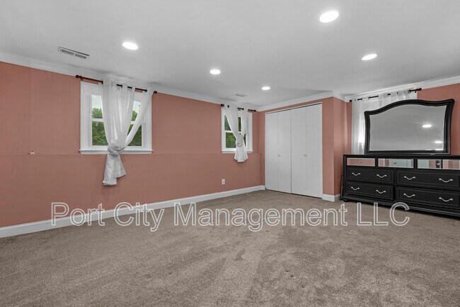 Building Photo - 2431 Clydesdale Rd