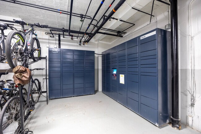 Building Photo - 1140 N La Salle Dr