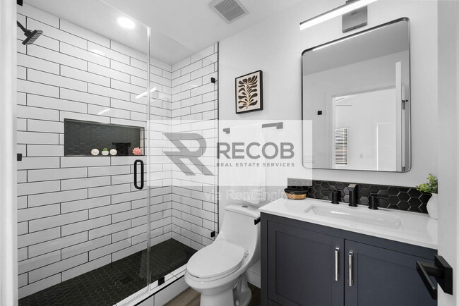 Building Photo - 1638 Elm Ave