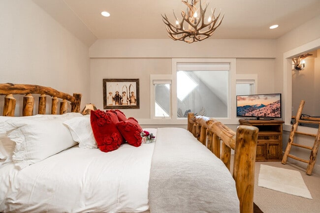 Building Photo - 4 Lower Saddle Ridge Rd