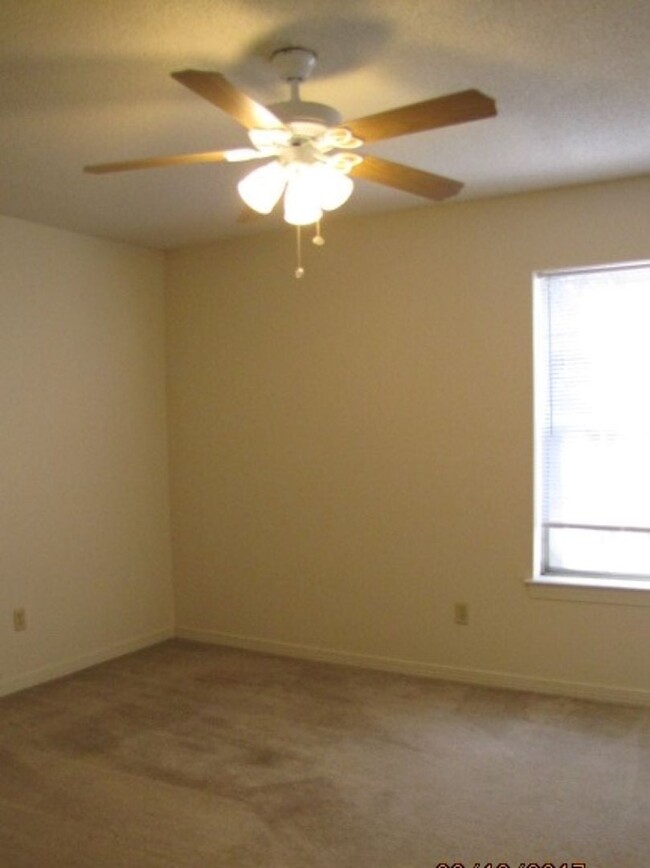 Building Photo - Two story townhome in Northeast Pensacola!