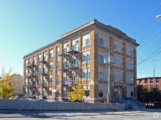 Building Photo - Silver Towers