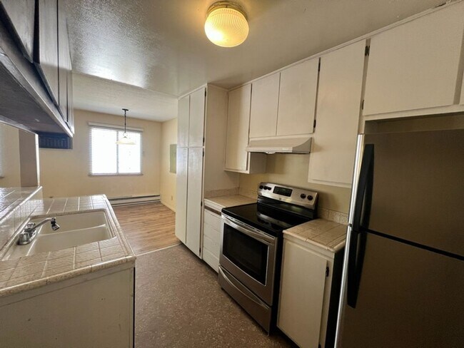 Building Photo - Two Bedroom Townhome near Sparks Marina