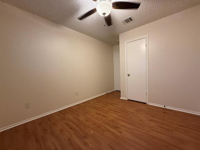 Building Photo - 1030 London Ln