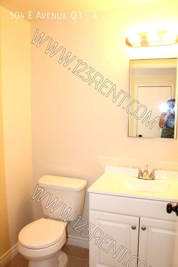 Building Photo - 504 E Ave Q3