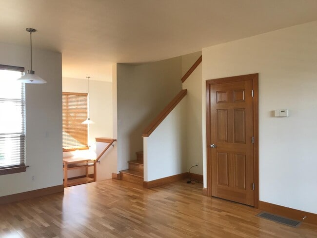 Building Photo - 3911 NE 9th Ave