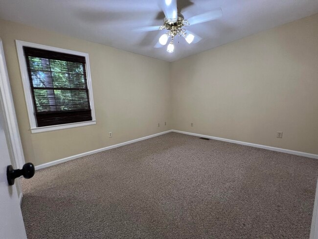 Building Photo - 631 Carlton Dr