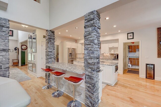 Building Photo - 8745 Old Charlotte Pike