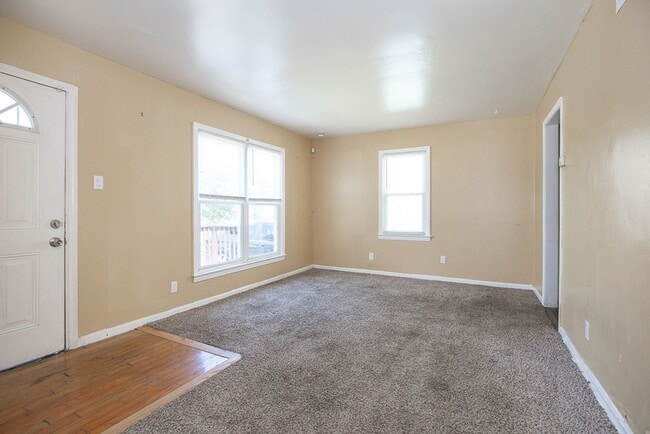 Building Photo - 3 Bedroom/1 bath Single House!!