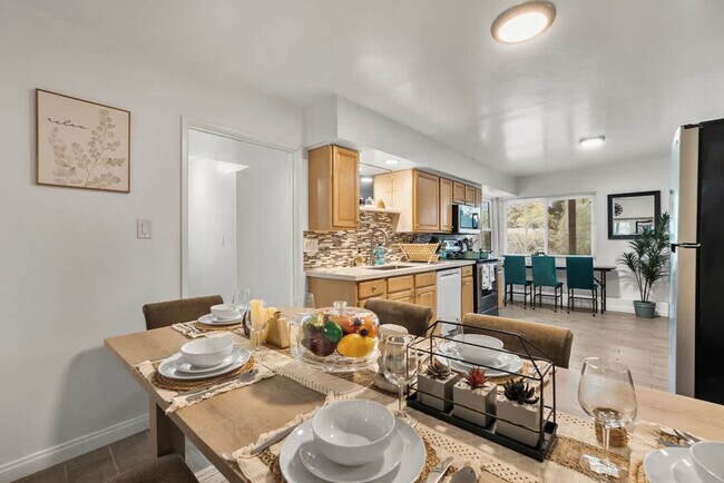 Building Photo - 4989 Randlett Dr