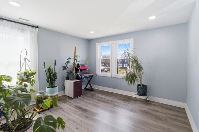 Building Photo - 925 Plainfield Ave