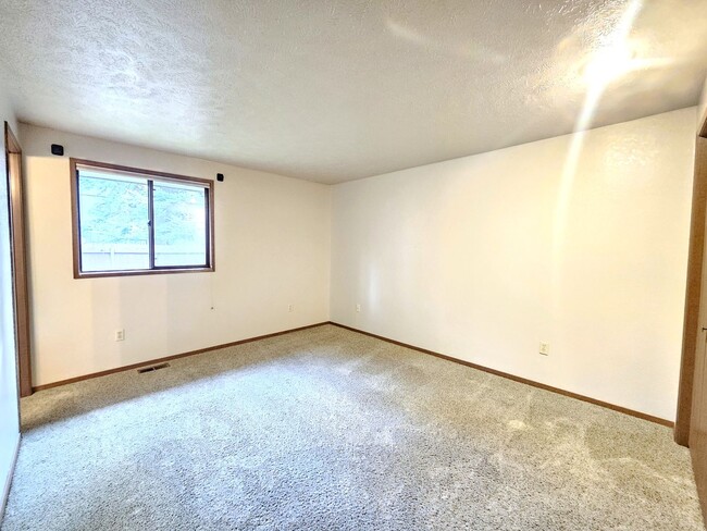 Building Photo - 6902 N Old Fort Dr