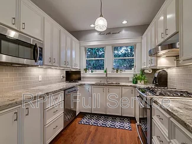 Building Photo - 620 Fatherland St